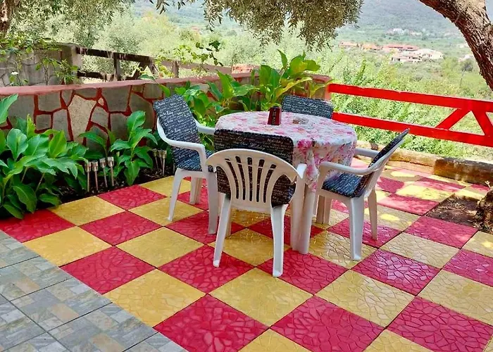 Hilltop Hideaway Tatil Evi